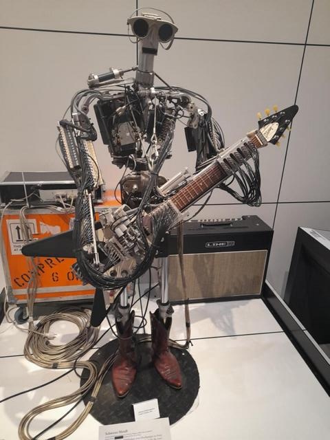 Roboter spielt Gitarre